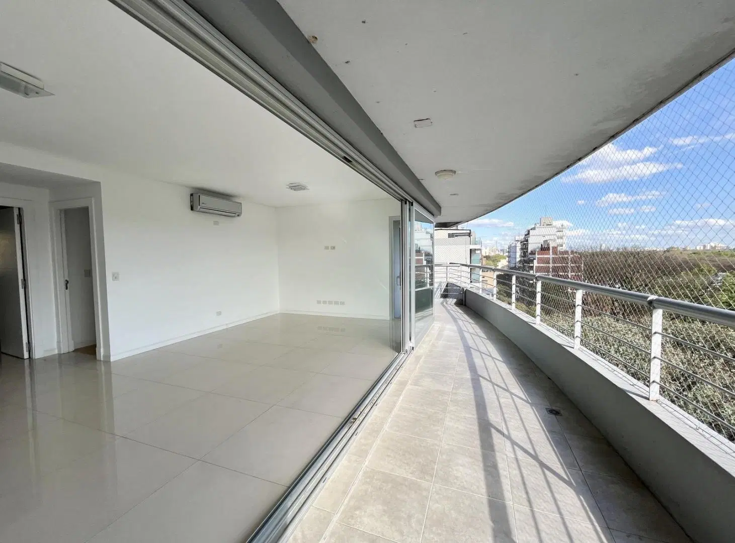 Espectacular departamento con cochera en alquiler, ubicado en la isla de Olivos. 2