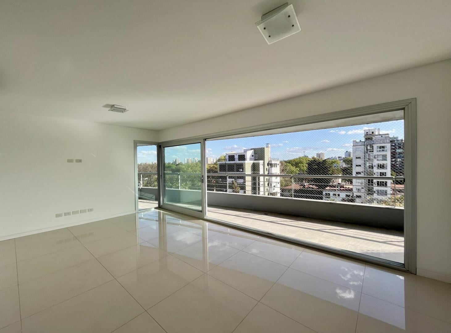 Espectacular departamento con cochera en alquiler, ubicado en la isla de Olivos.