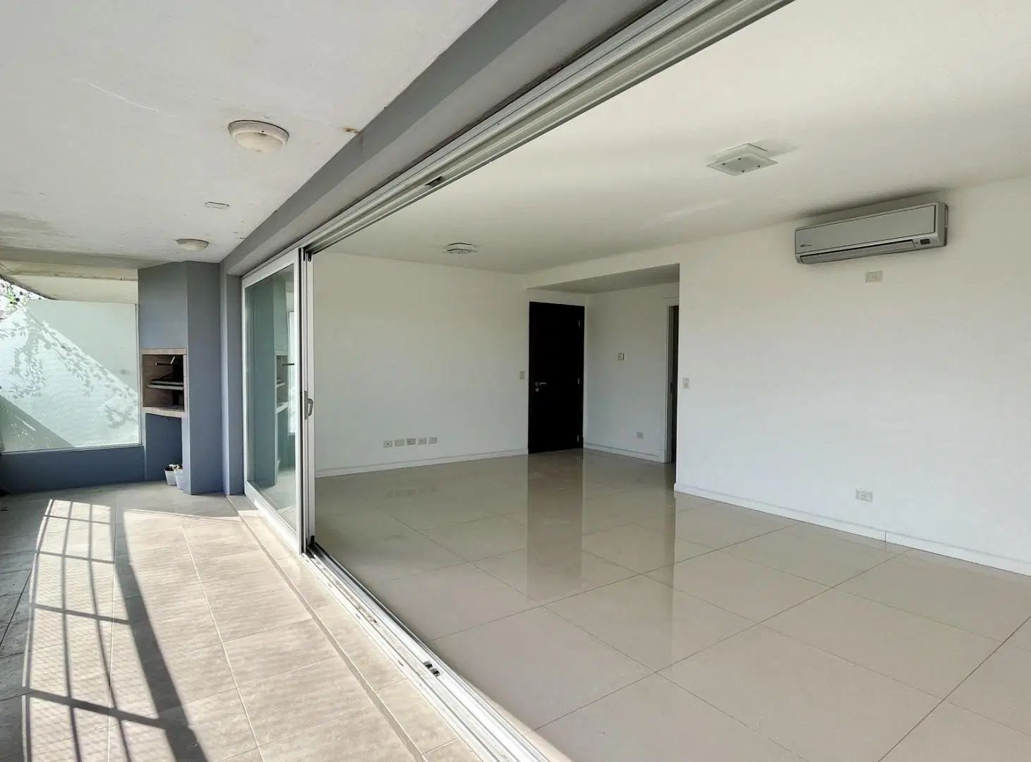 Espectacular departamento con cochera en alquiler, ubicado en la isla de Olivos. 1