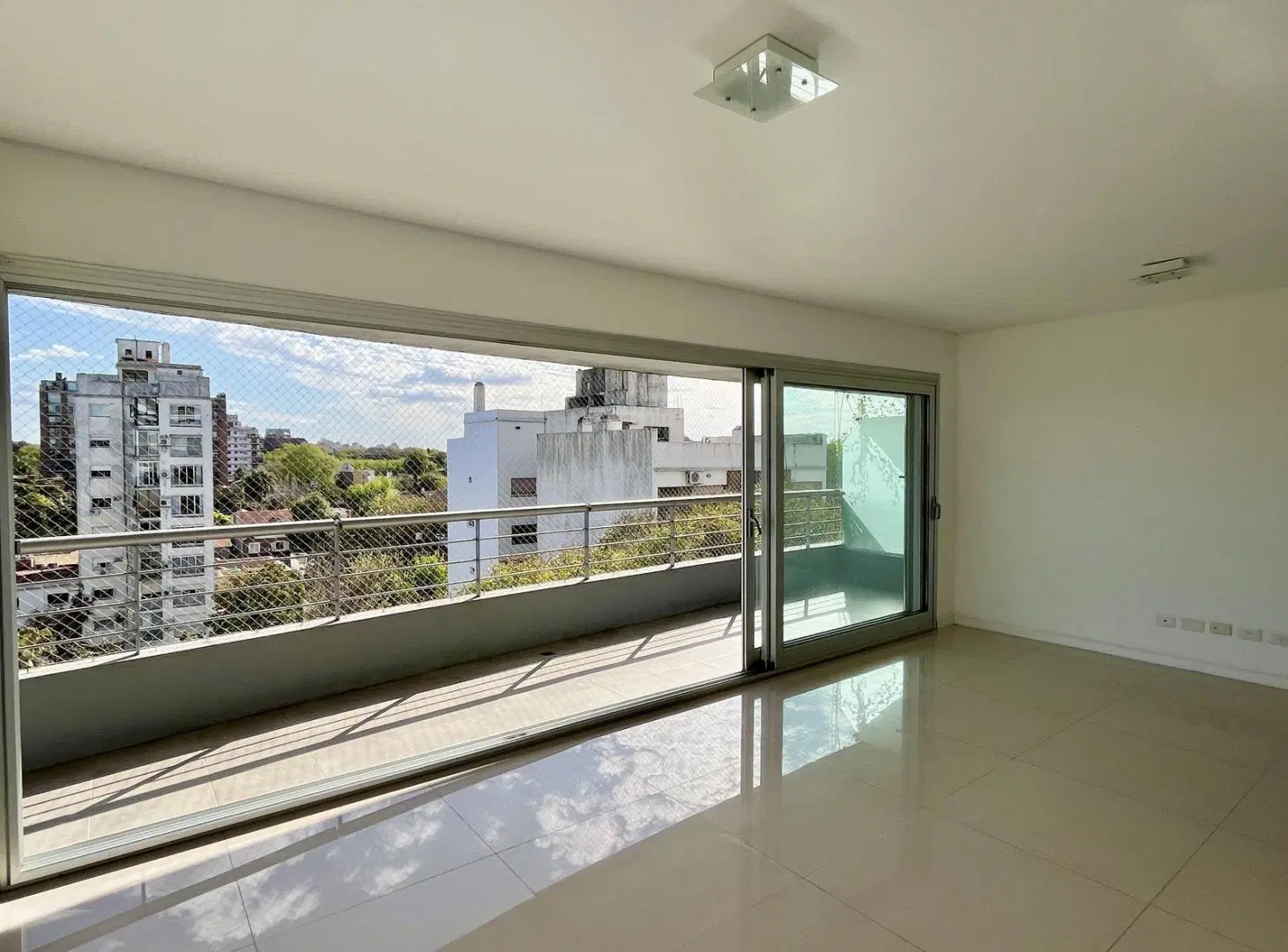 Espectacular departamento con cochera en alquiler, ubicado en la isla de Olivos. 3
