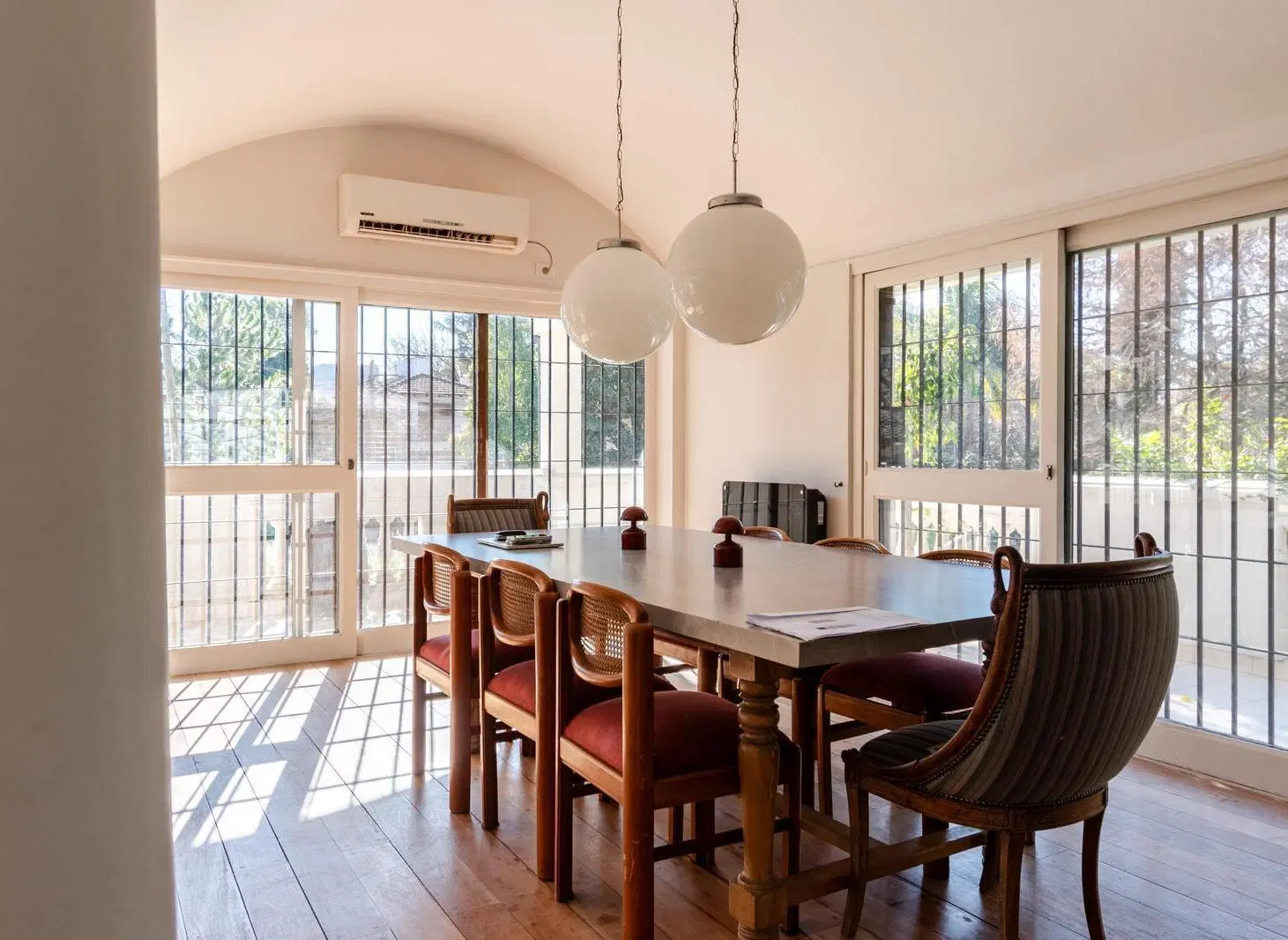 Imponente casa en venta con estupendo parque en Lomas de San Isidro. 2