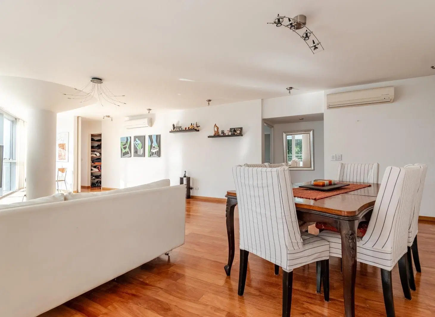Excelente departamento de 5 ambientes en alquiler con vista al Puerto de Olivos. 3