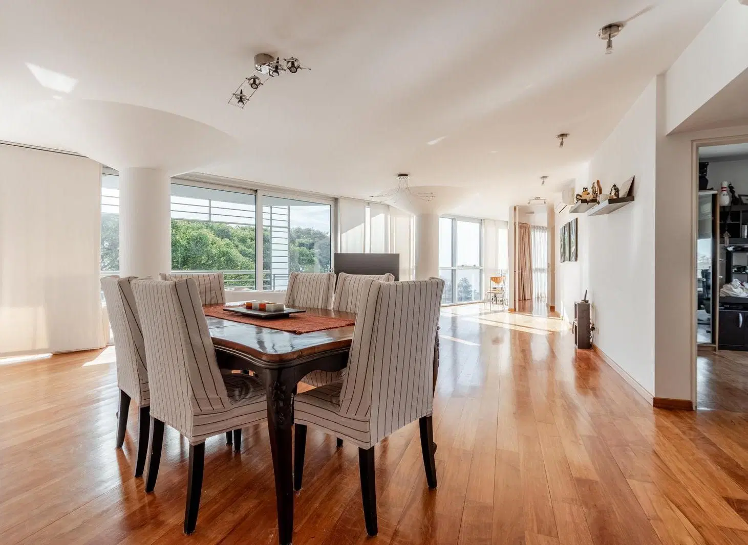 Excelente departamento de 5 ambientes en alquiler con vista al Puerto de Olivos. 4