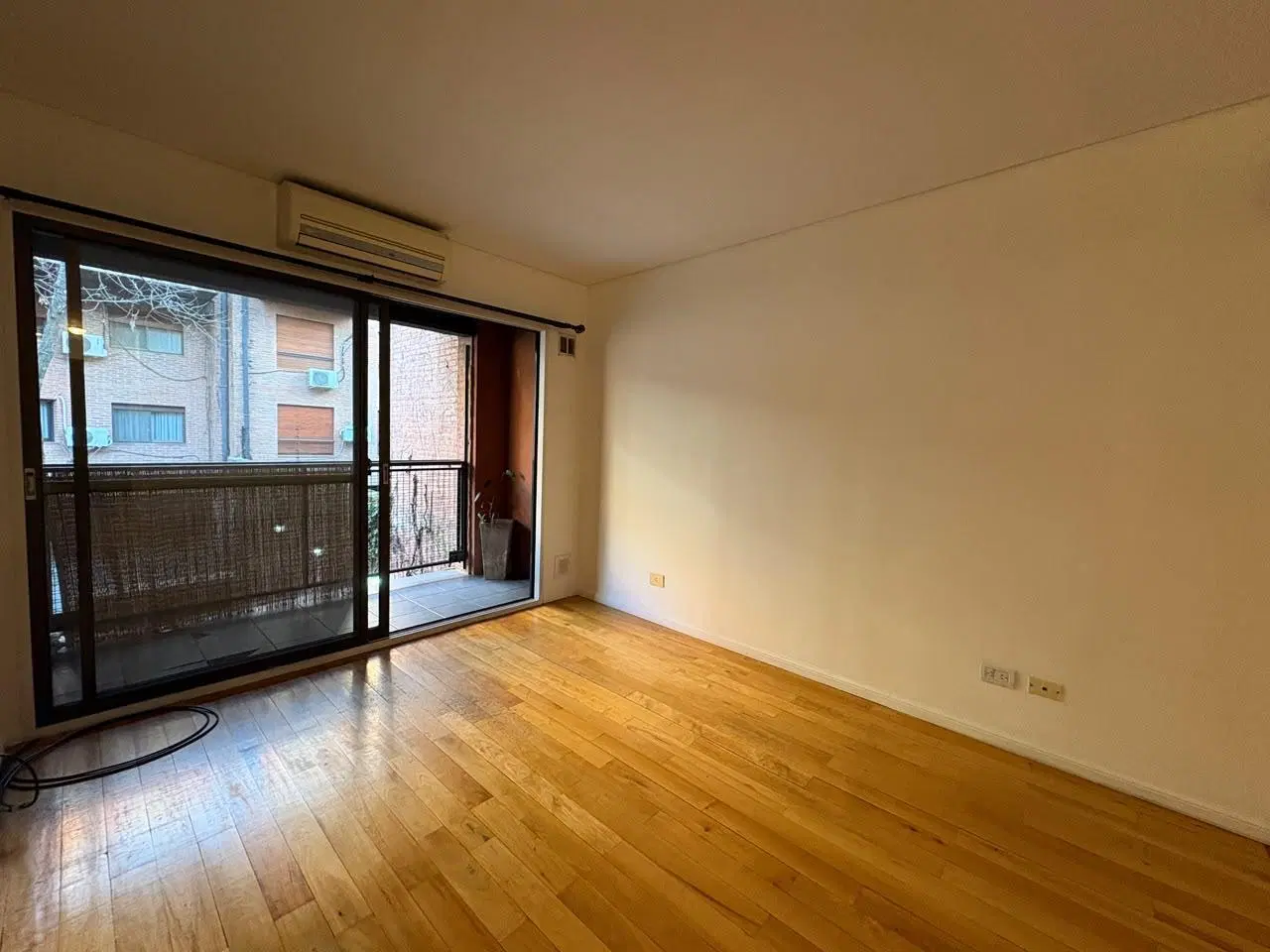 Departamento de tres ambientes con cochera en alquiler, ubicado en San Isidro. 1