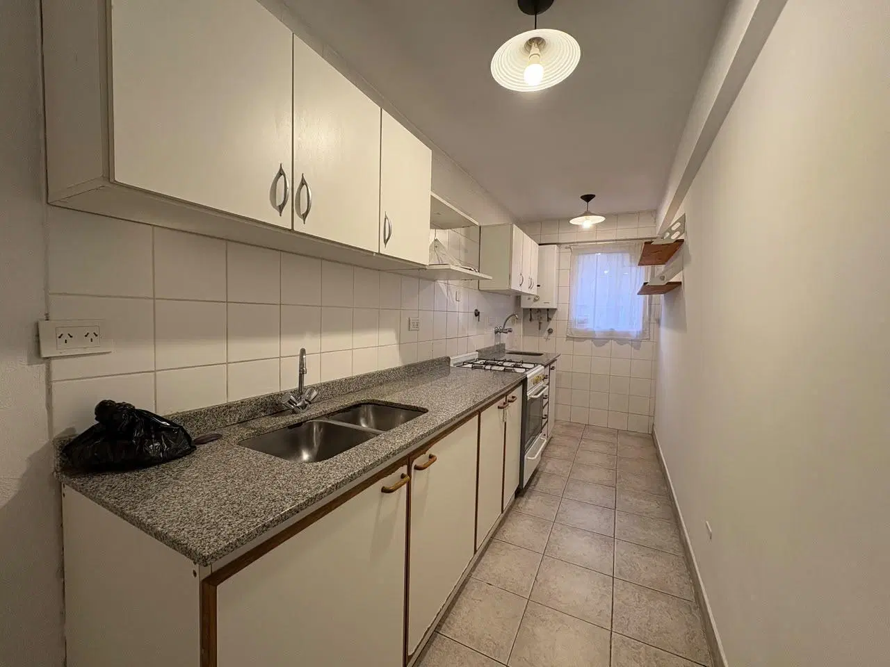 Departamento de tres ambientes con cochera en alquiler, ubicado en San Isidro. 2