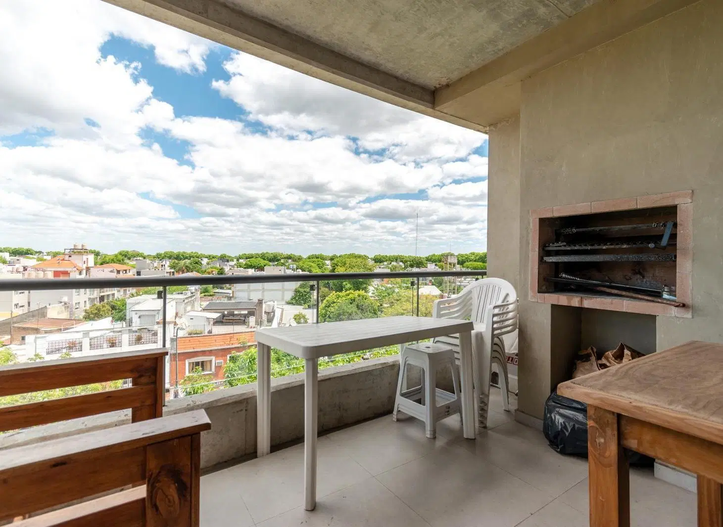 Departamento de tres ambientes con cochera en alquiler ubicado en San Isidro. 2