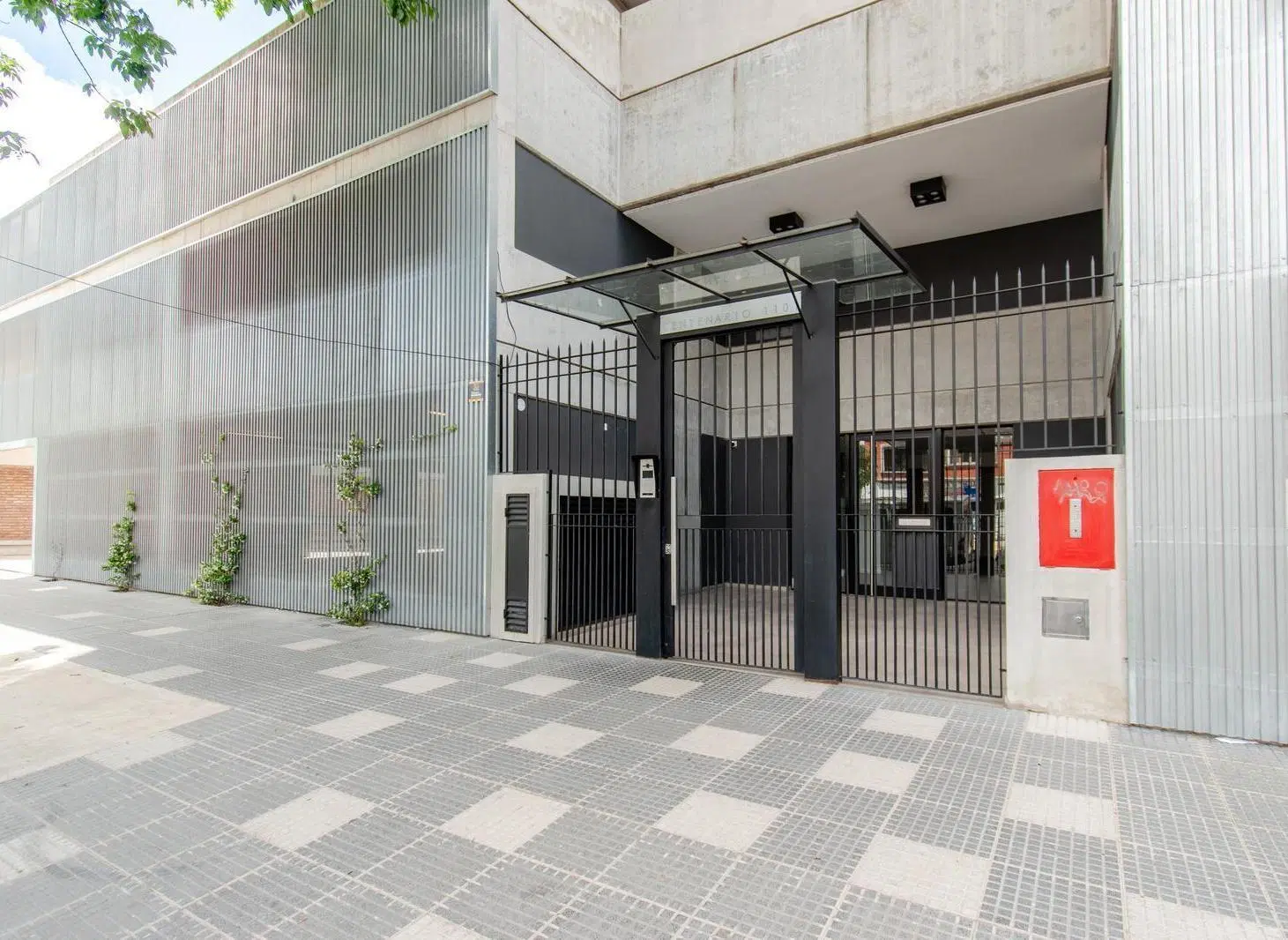 Departamento de tres ambientes con cochera en alquiler ubicado en San Isidro. 1