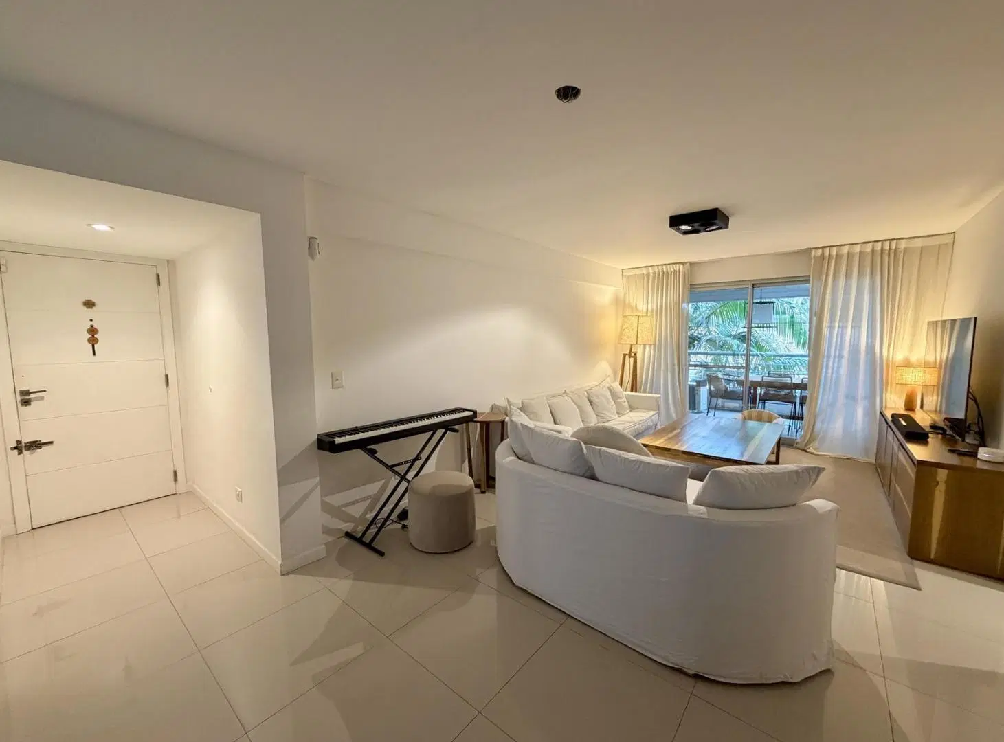 Impecable departamento con patio, balcón, parrilla y cochera cubierta en Punta Chica, San Fernando. 2