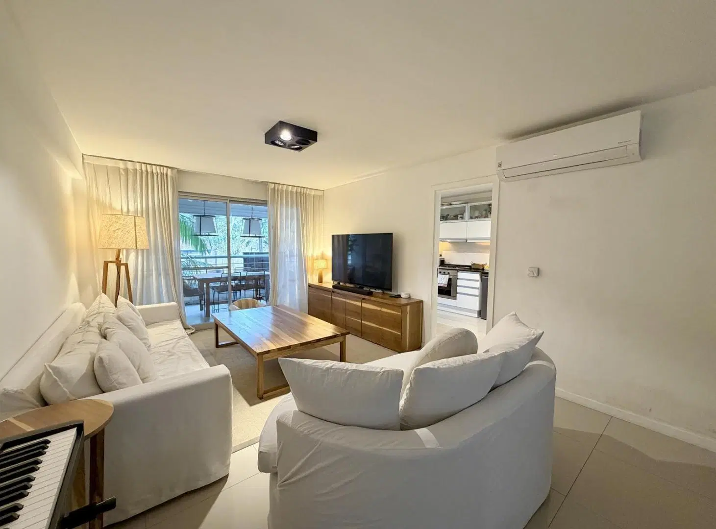 Impecable departamento con patio, balcón, parrilla y cochera cubierta en Punta Chica, San Fernando. 3