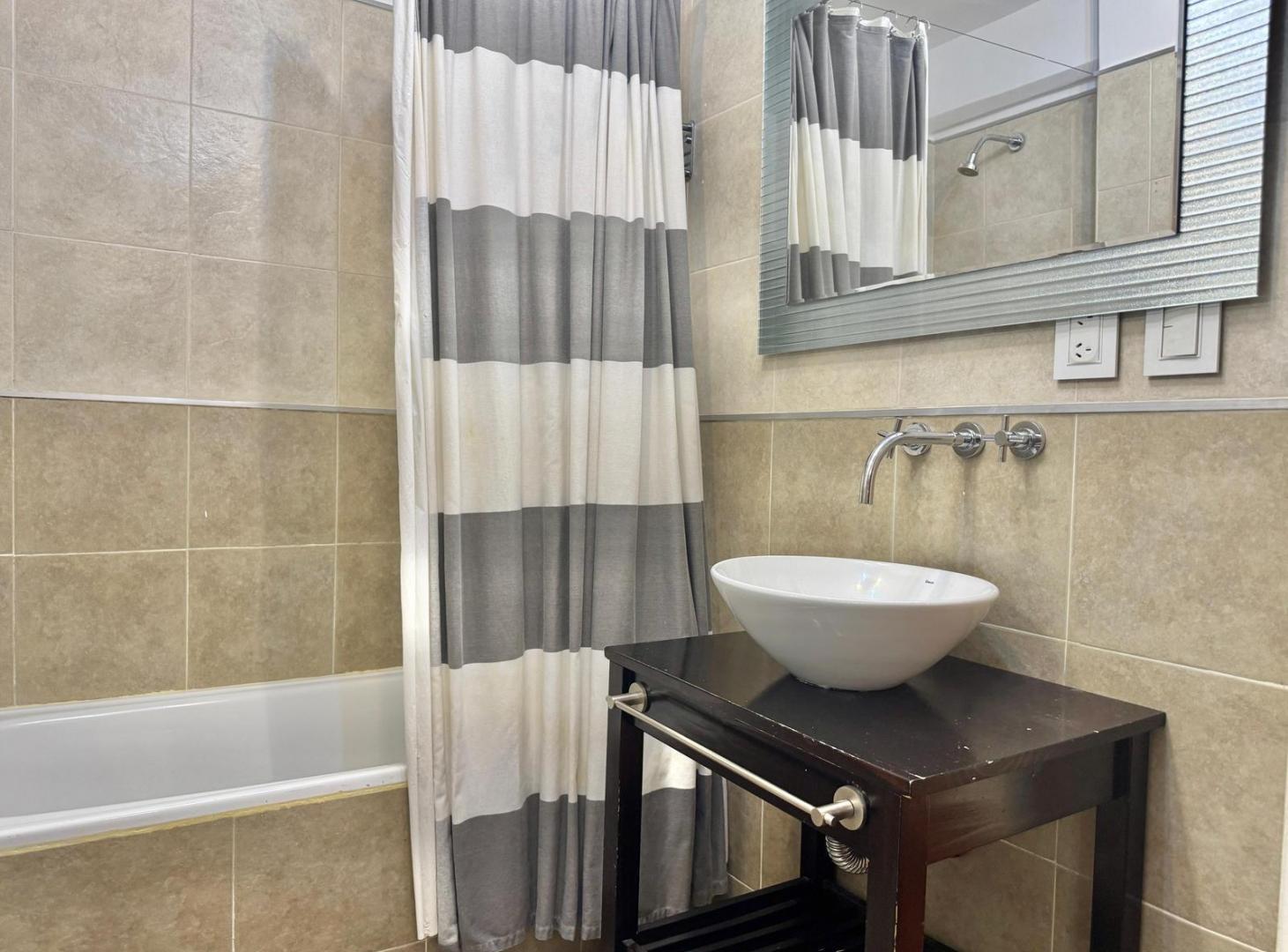 Foto de Moderno departamento de tres ambientes con cochera, jardín, piscina y, imagen 2