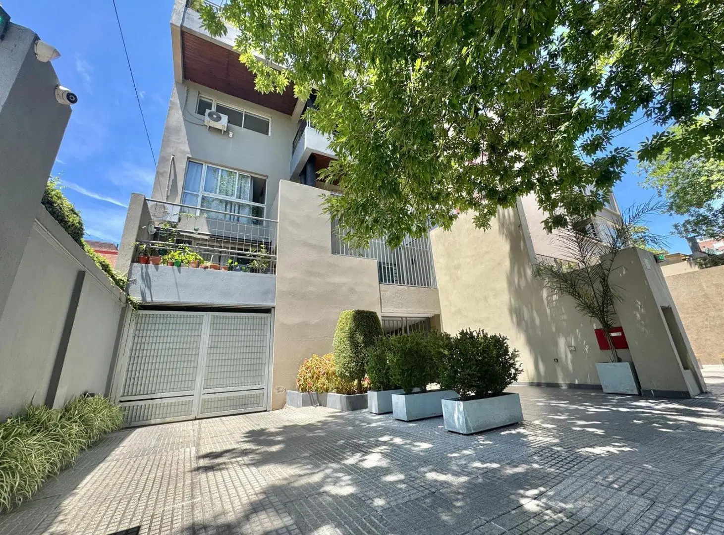Moderno departamento de tres ambientes con cochera, jardín, piscina y quincho propio, en alquiler. 5