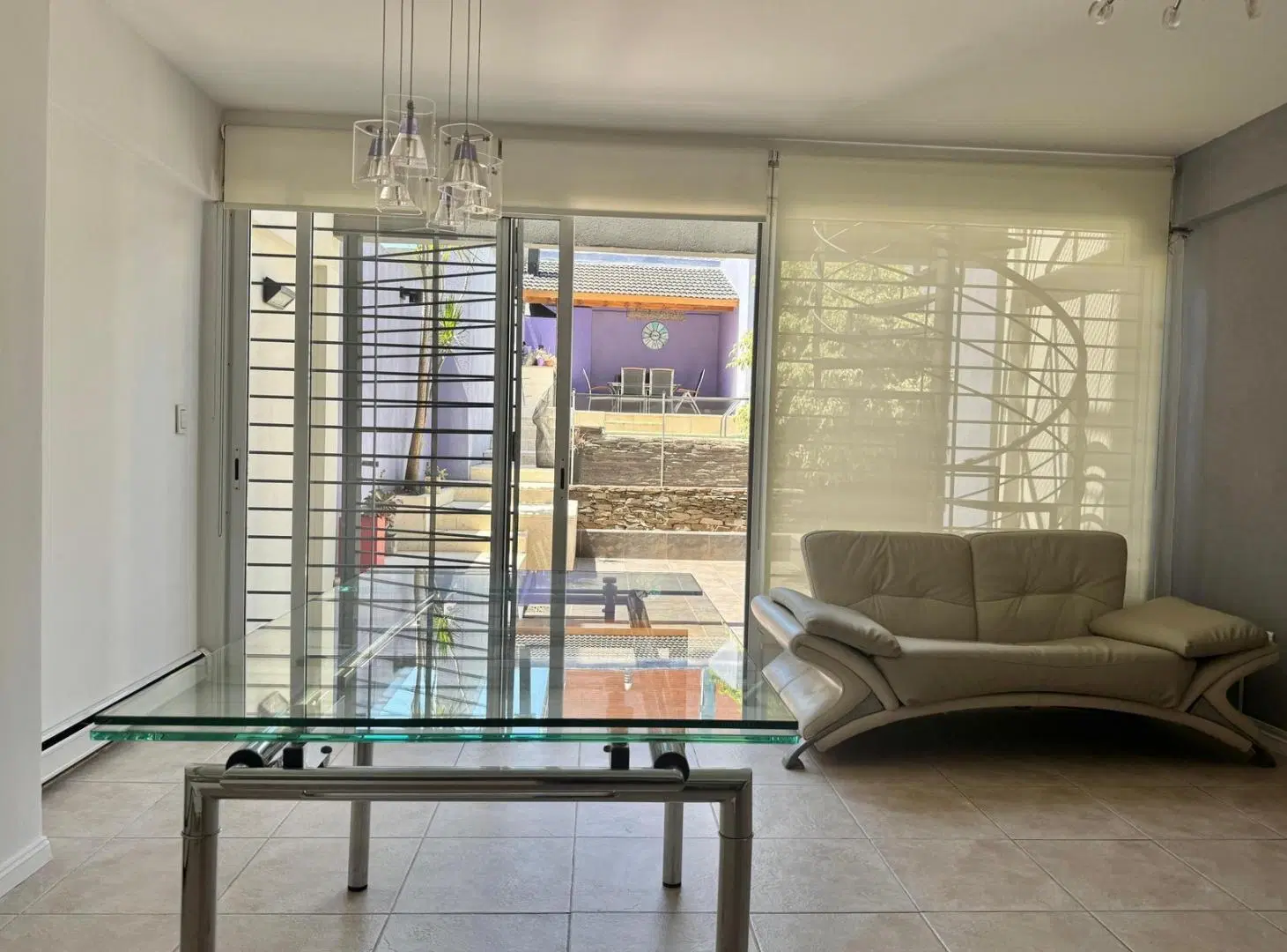 Moderno departamento de tres ambientes con cochera, jardín, piscina y quincho propio, en alquiler. 8