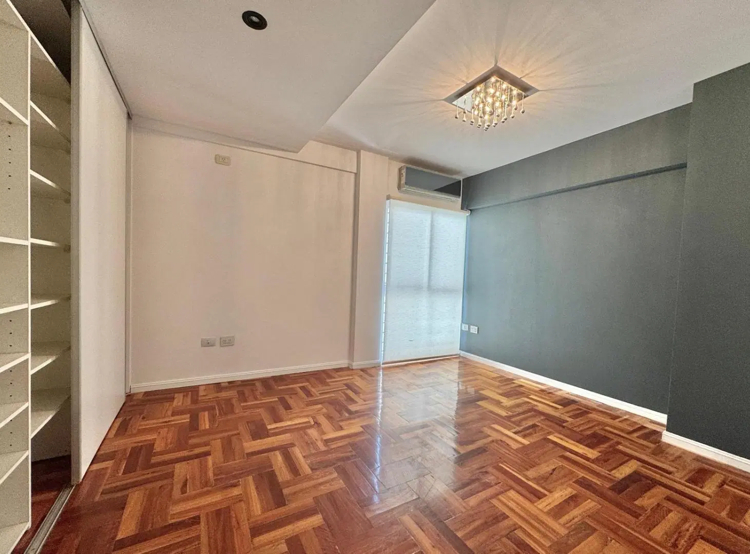 Moderno departamento de tres ambientes con cochera, jardín, piscina y quincho propio, en alquiler. 8