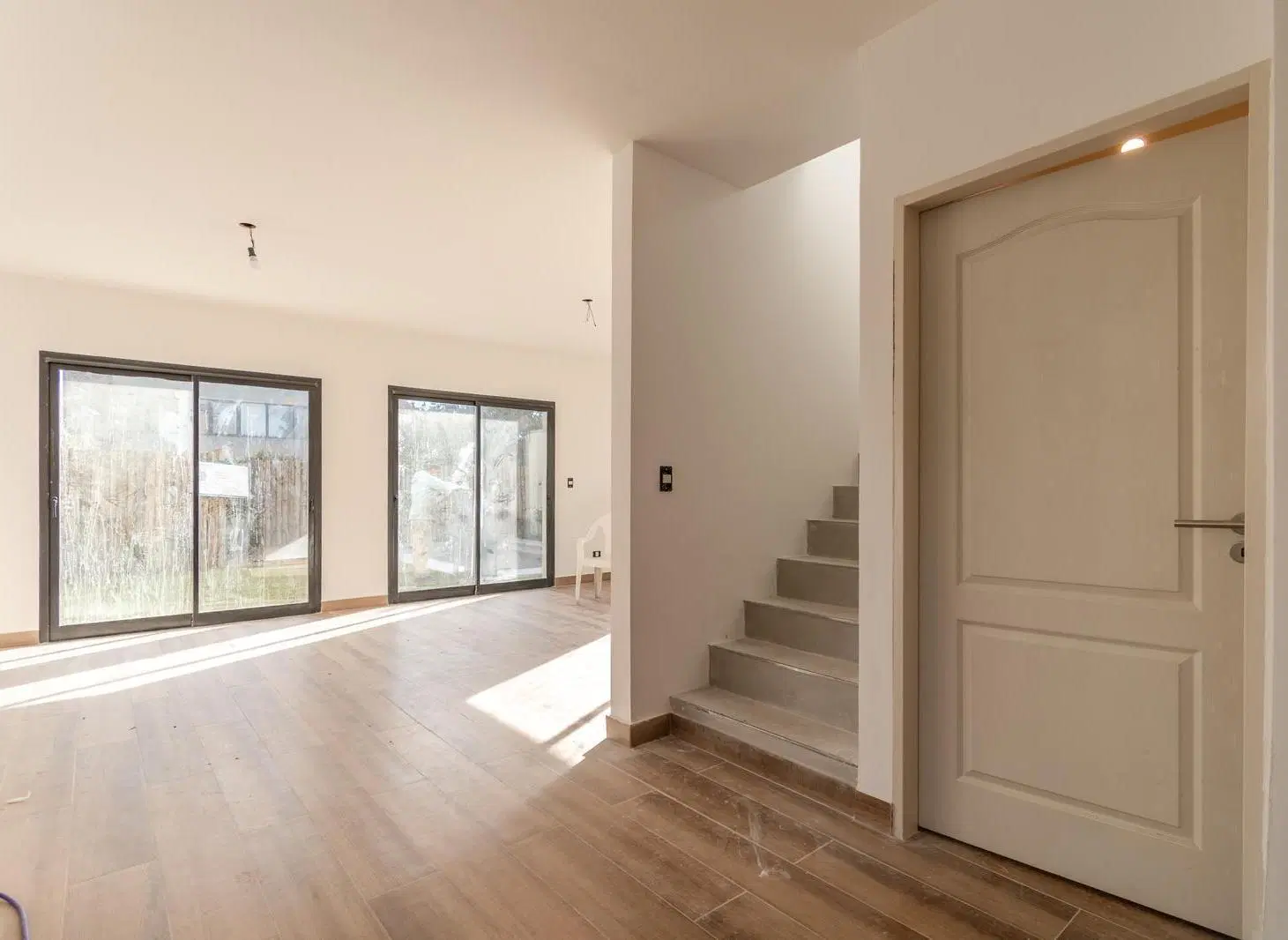 Luminosa casa en venta con gran jardín y piscina a estrenar ubicada en Beccar, San Isidro. 4