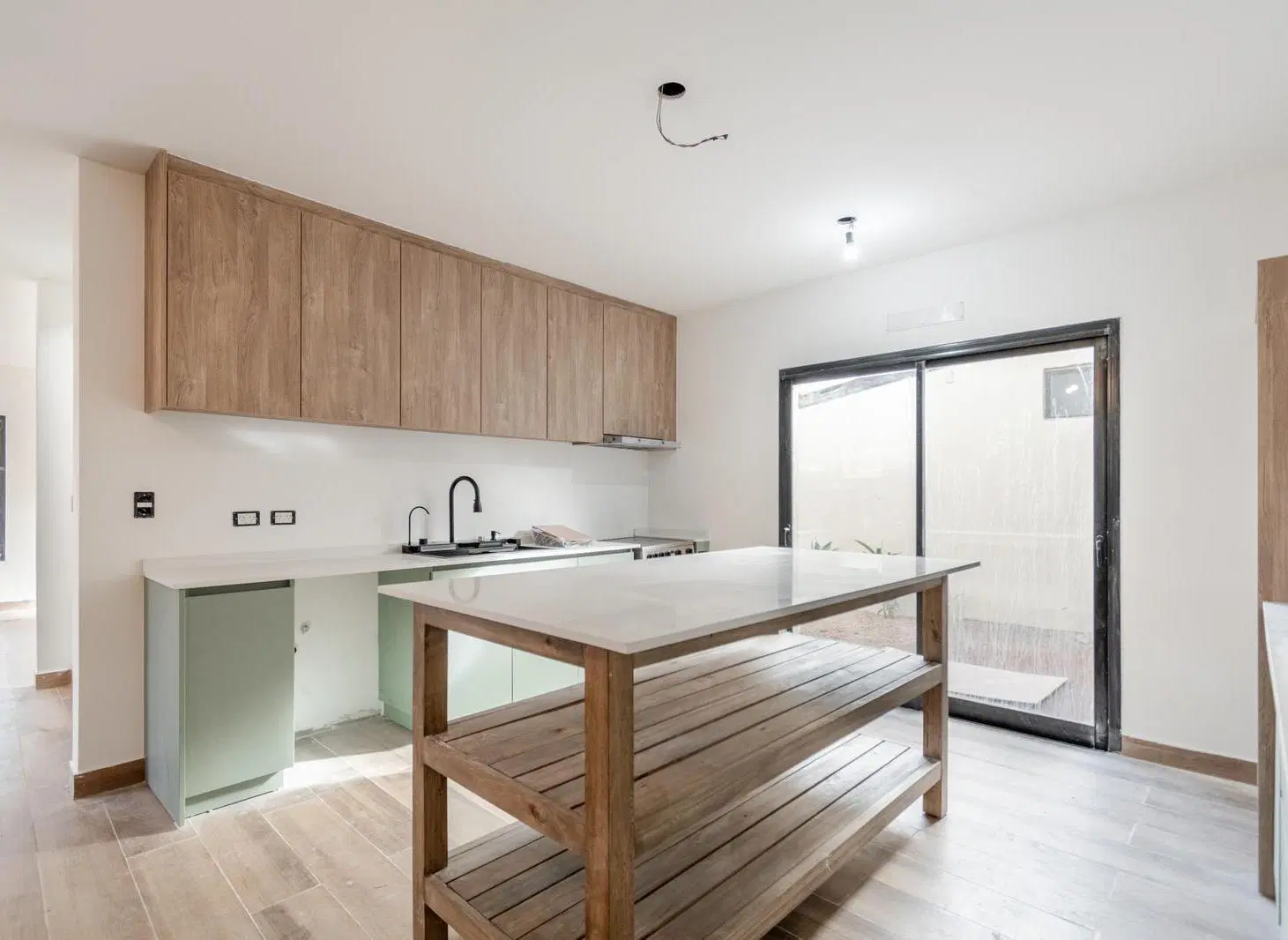 Luminosa casa en venta con gran jardín y piscina a estrenar ubicada en Beccar, San Isidro. 8