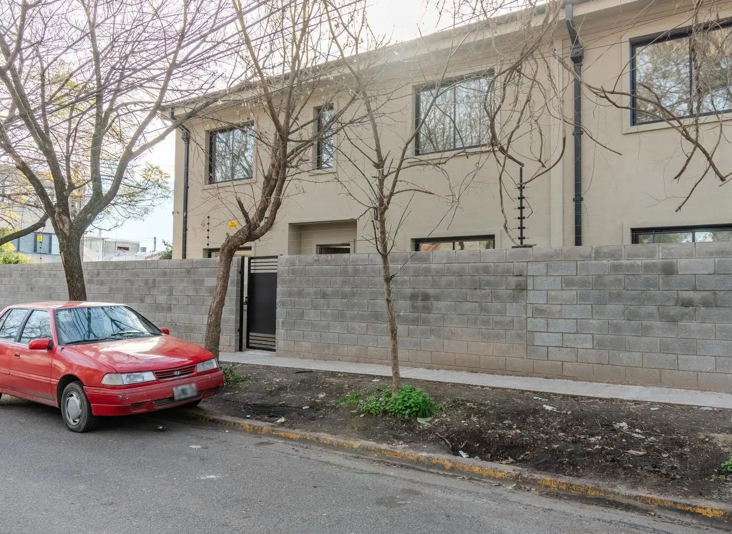 Luminosa casa en venta con gran jardín y piscina a estrenar ubicada en Beccar, San Isidro. 4