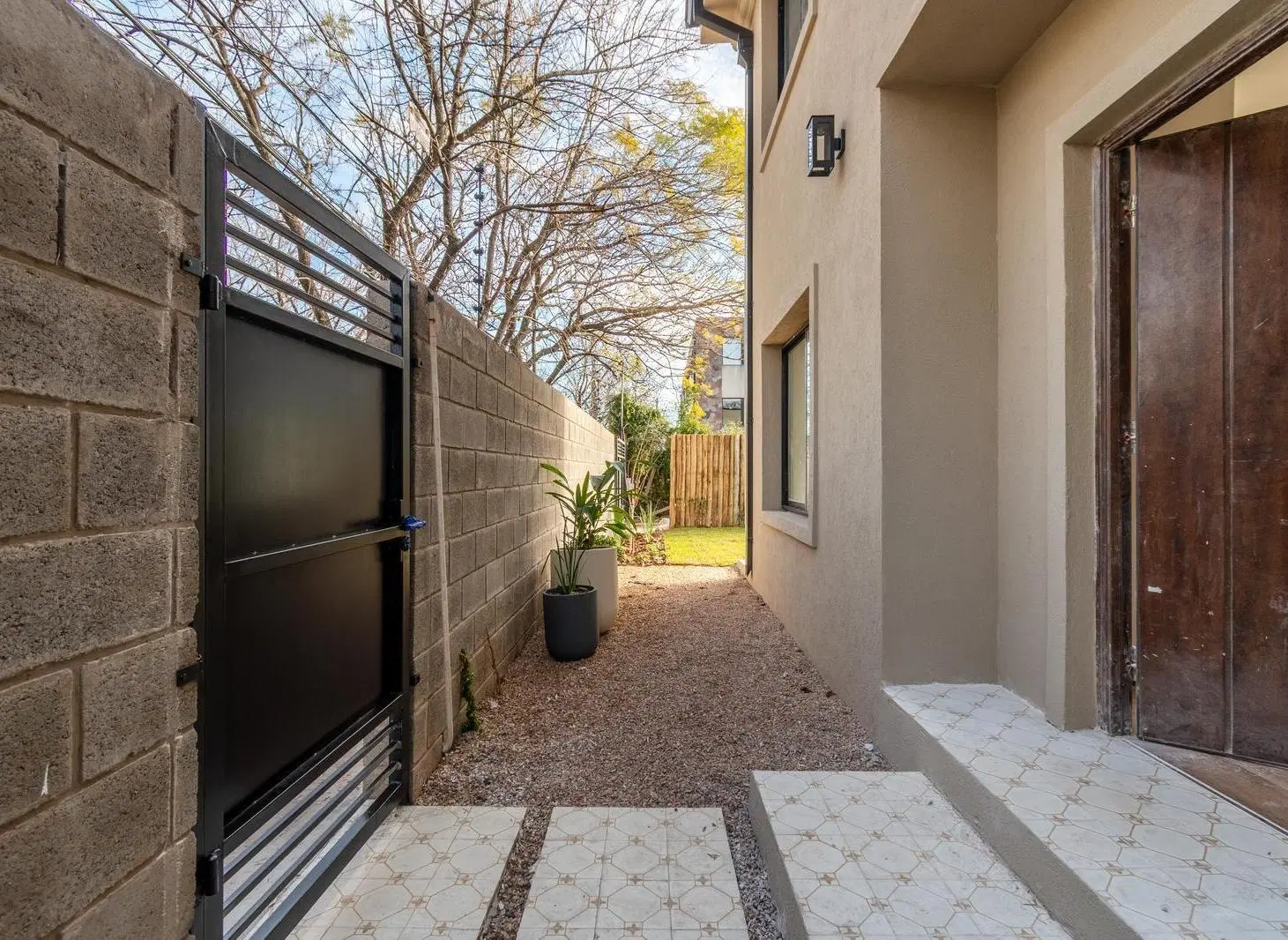 Luminosa casa en venta con gran jardín y piscina a estrenar ubicada en Beccar, San Isidro. 2