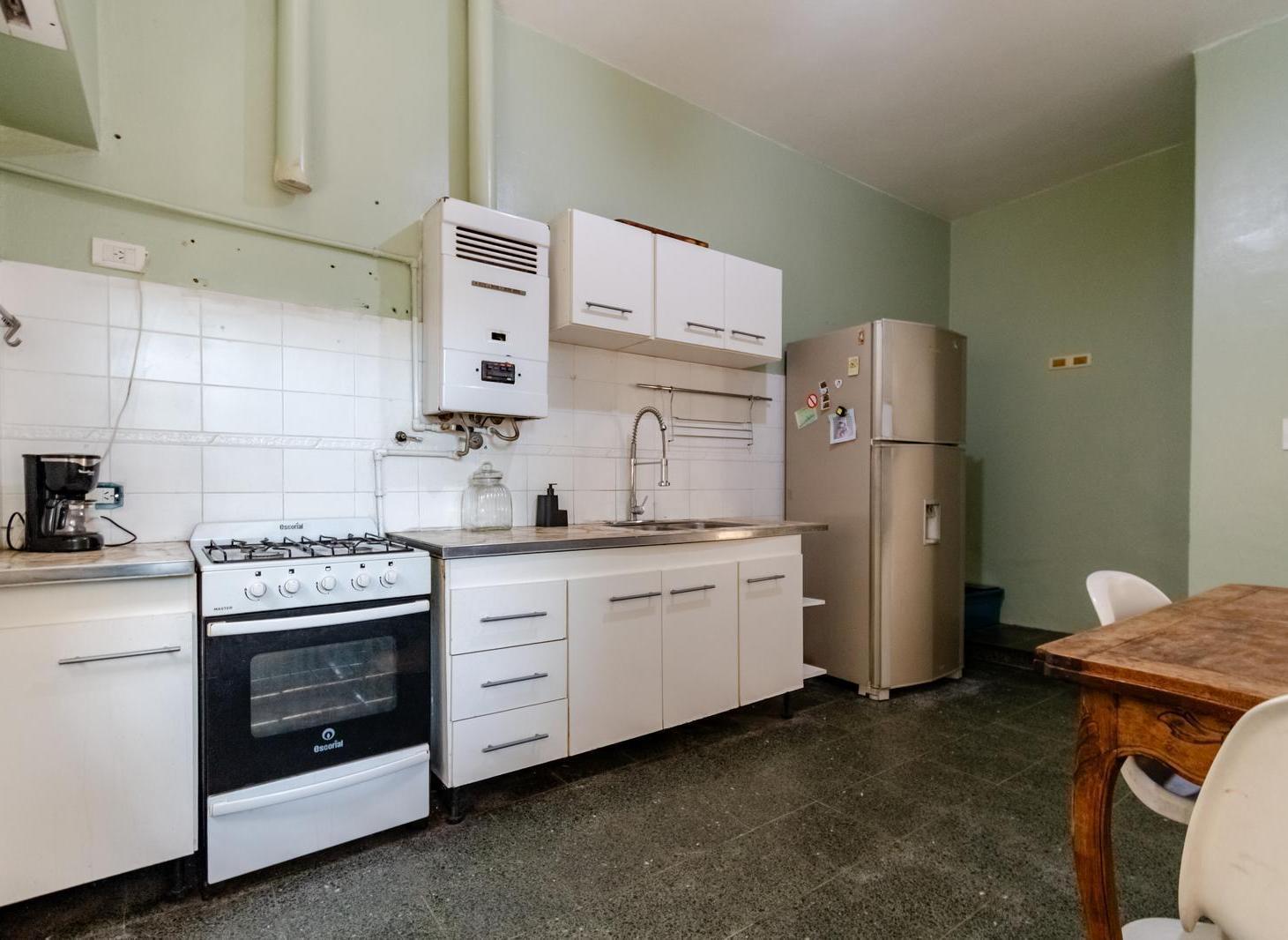 Foto de Interesante propiedad por su funcionalidad de vivienda y depósito en V, imagen 5