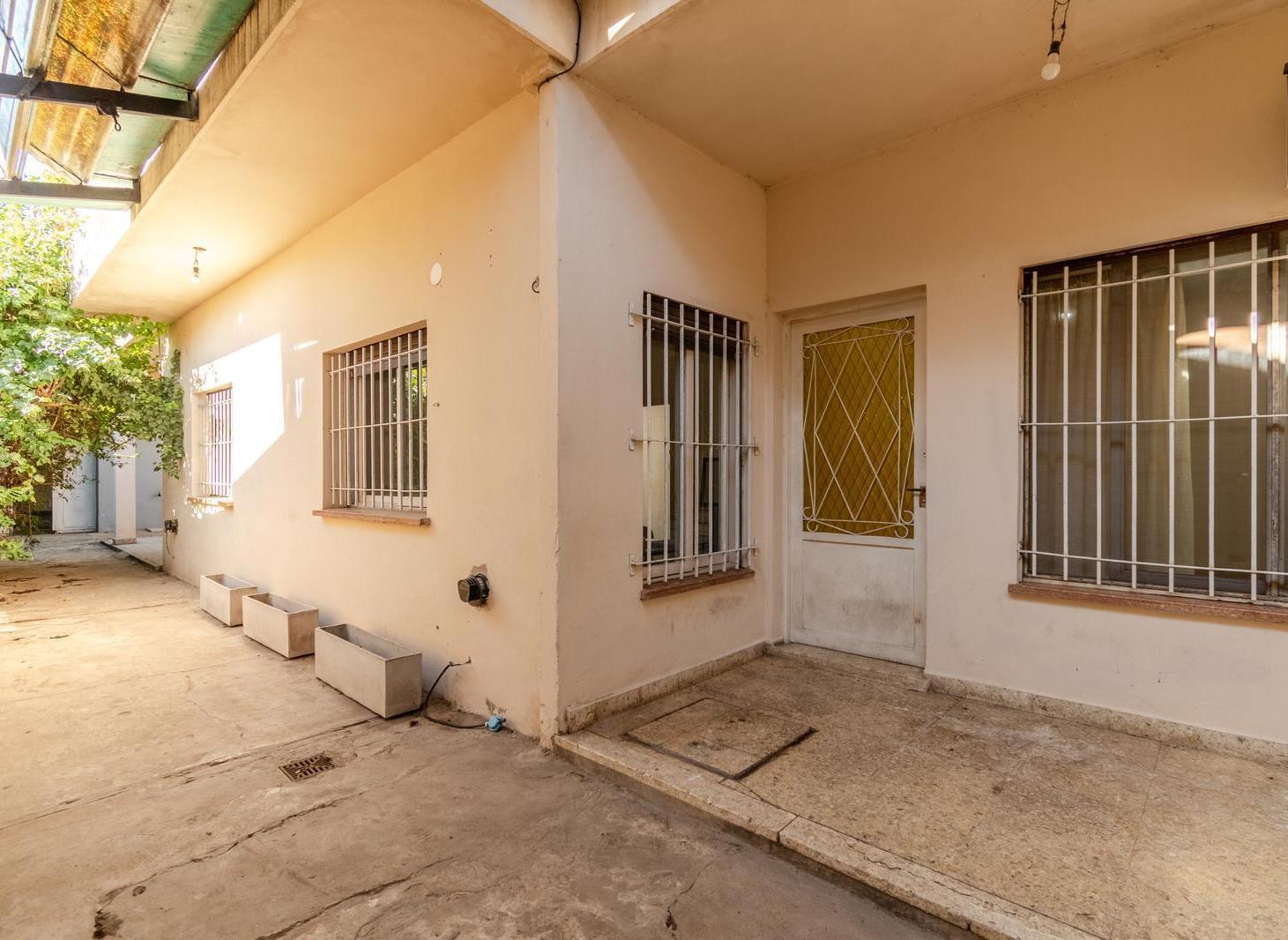 Foto de Interesante propiedad por su funcionalidad de vivienda y depósito en V, imagen 2