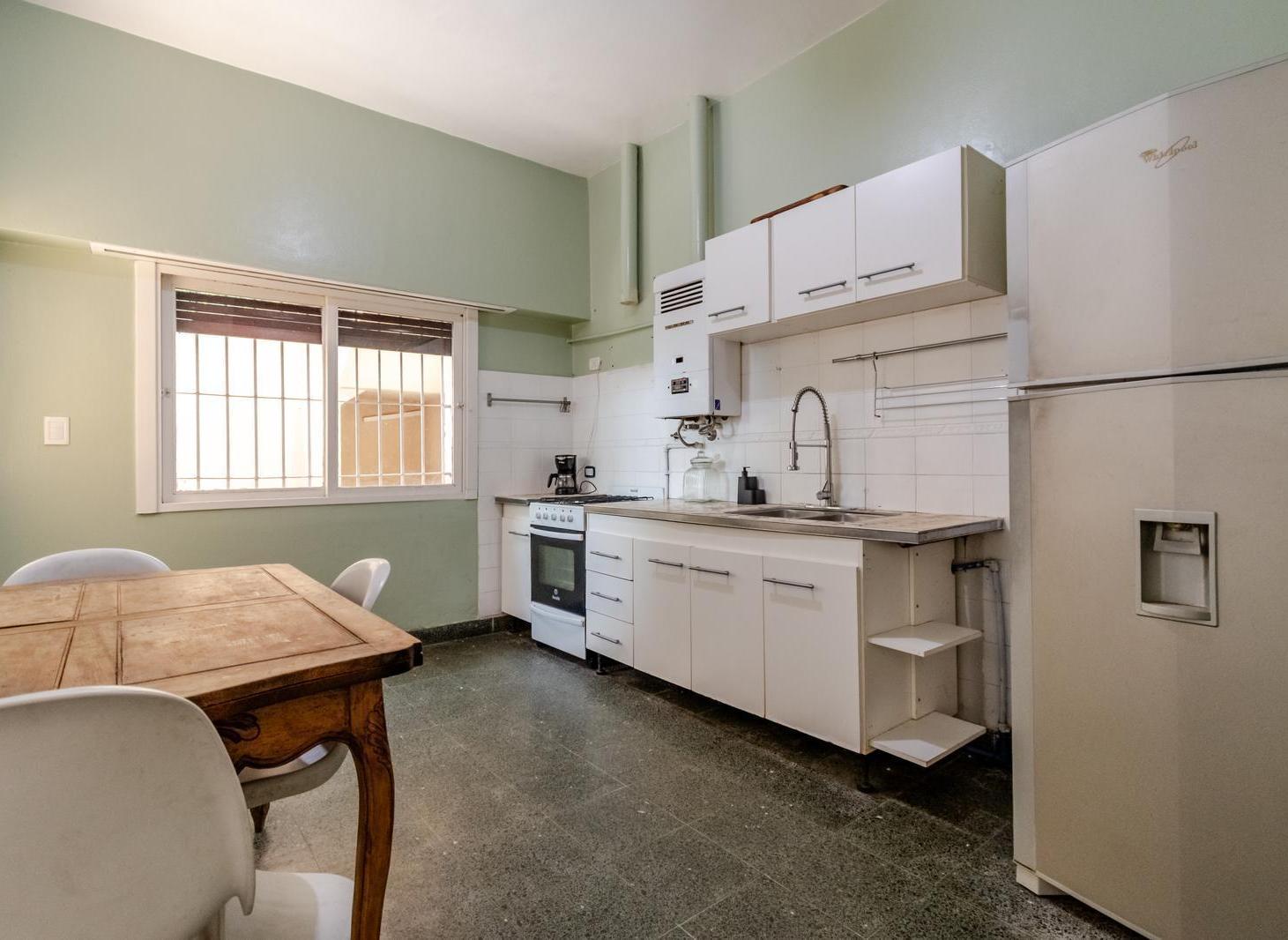 Foto de Interesante propiedad por su funcionalidad de vivienda y depósito en V, imagen 4