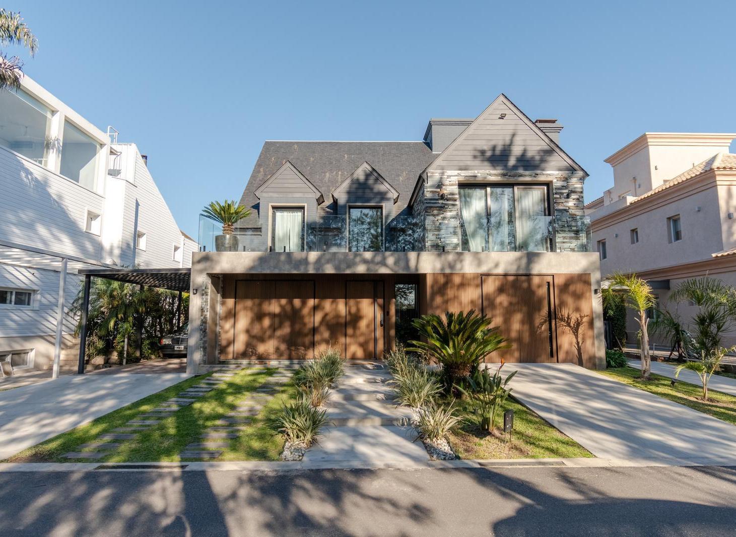 Foto de Exclusiva casa de diseño a la venta con amarra en el Bº Marina del Sol, imagen 2
