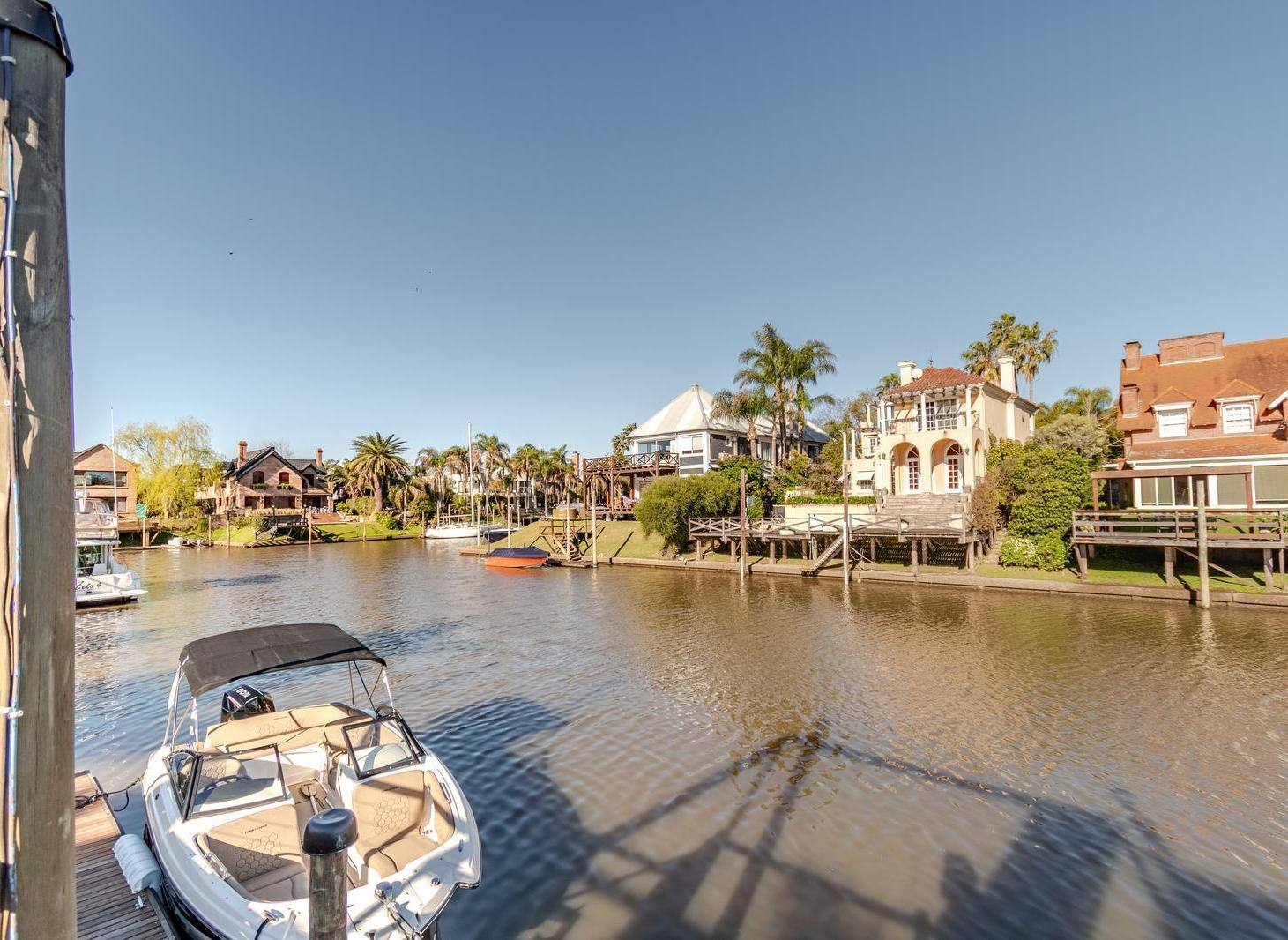 Foto de Exclusiva casa de diseño a la venta con amarra en el Bº Marina del Sol, imagen 1