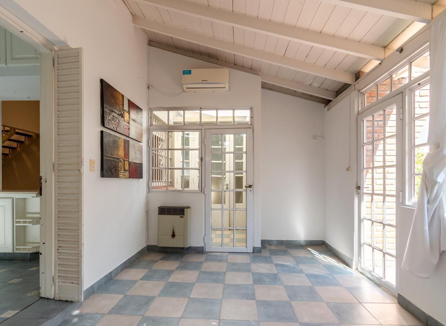 Foto de Amplia casa en alquiler con jardín y cochera, ubicada a metros de la, imagen 4