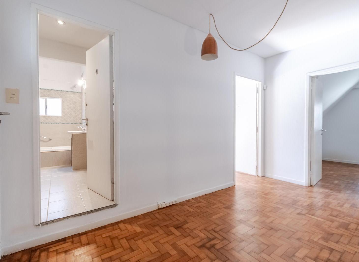 Foto de Amplia casa en alquiler con jardín y cochera, ubicada a metros de la, imagen 5