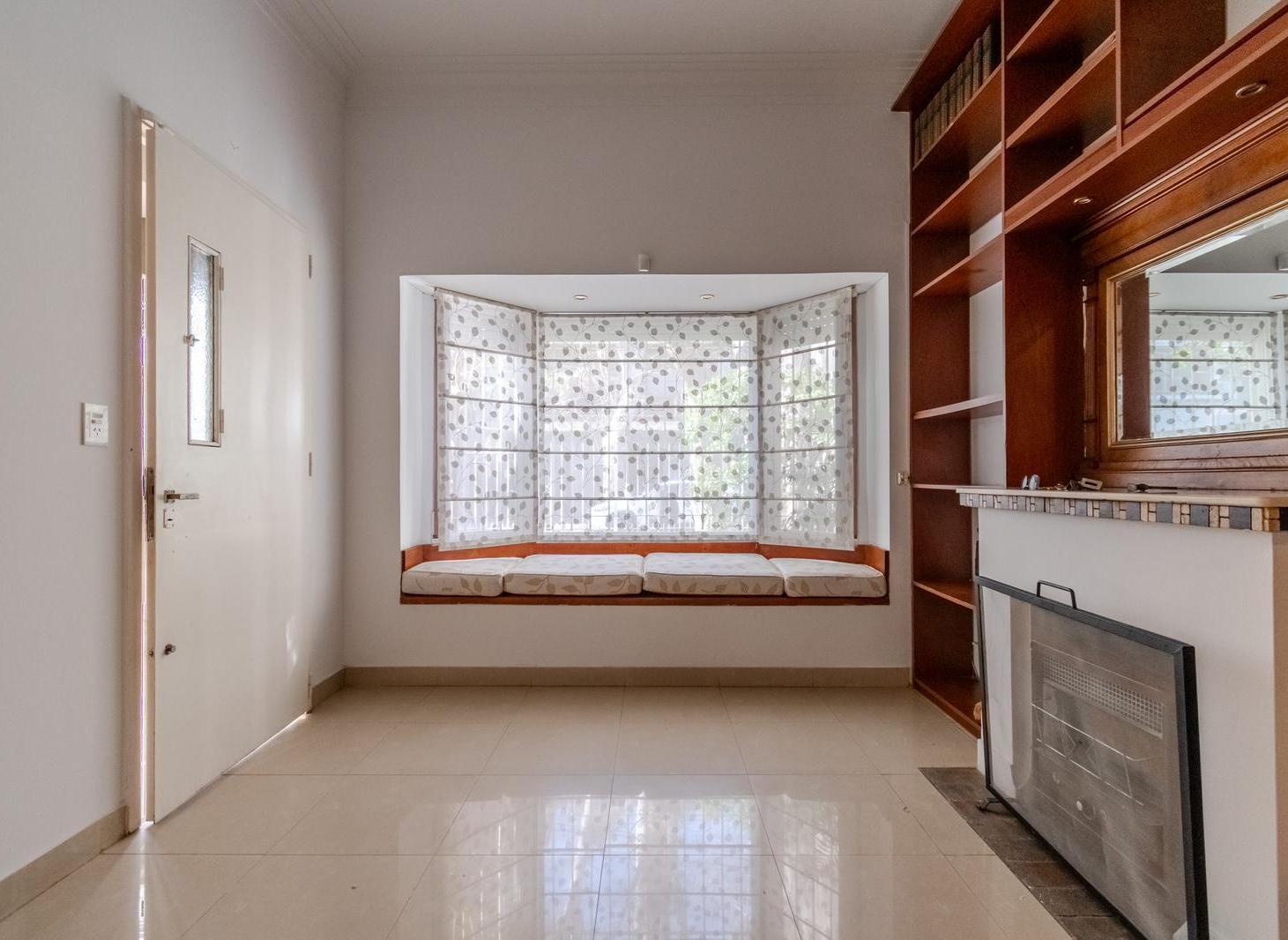 Foto de Amplia casa en alquiler con jardín y cochera, ubicada a metros de la, imagen 1