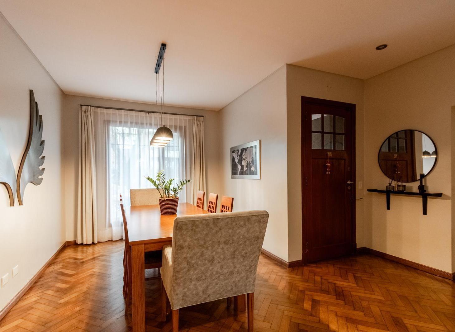 Foto de Divina casa en venta ubicada en Acassuso, con garage, jardín y piscina., imagen 3