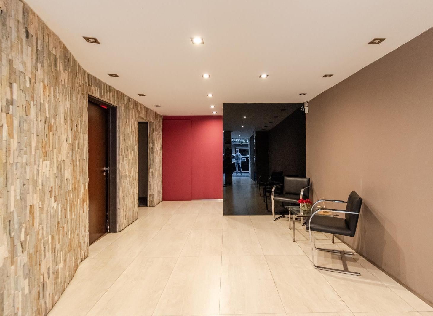 Foto de Luminoso monoambiente en venta y alquiler, piso alto, apto profesional, imagen 1