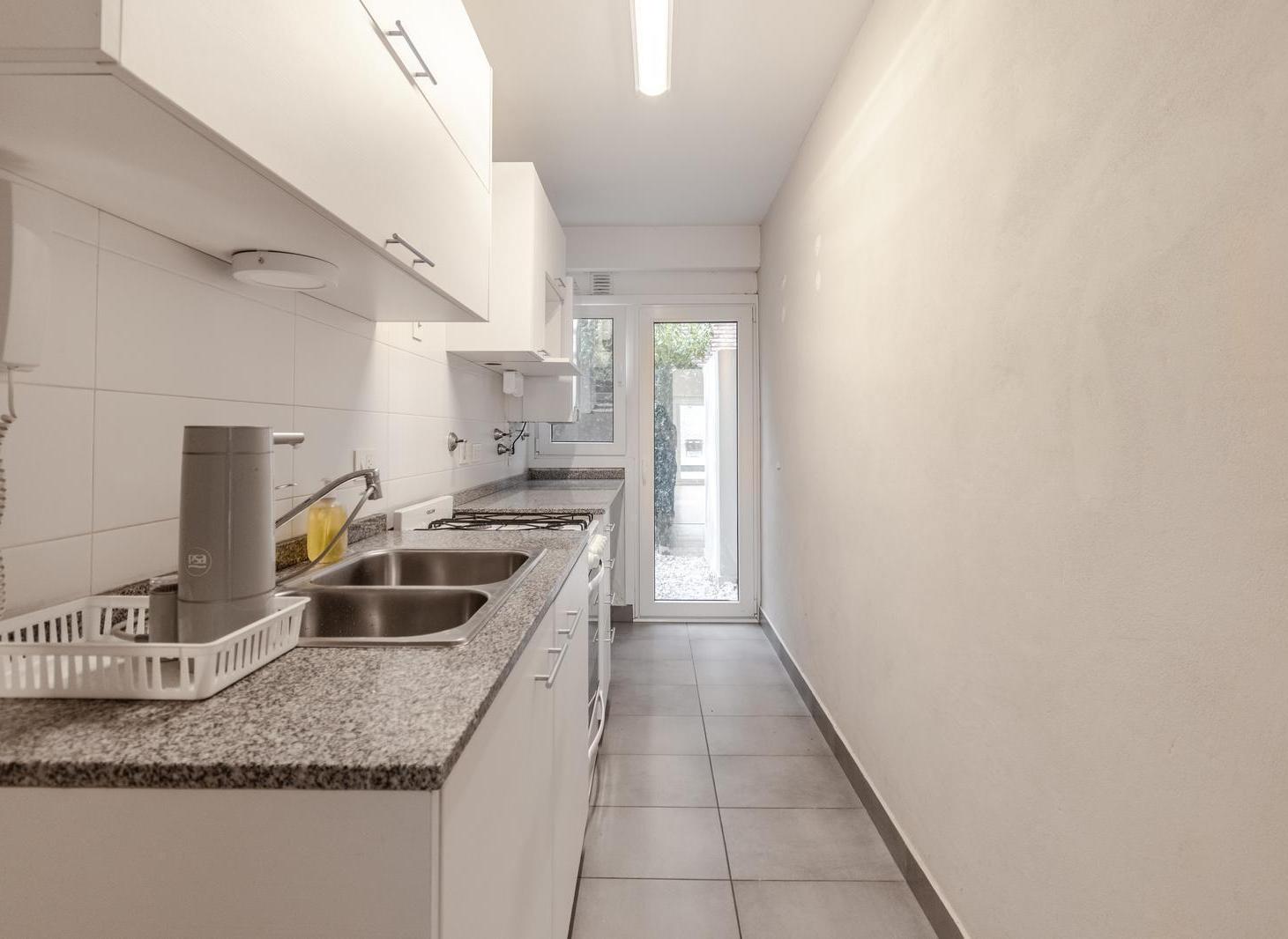 Foto de Departamento en alquiler apto profesional con cochera y enorme patio, imagen 3