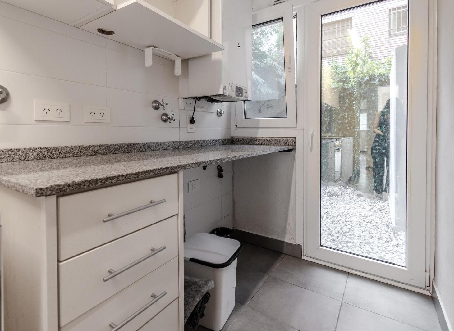 Foto de Departamento en alquiler apto profesional con cochera y enorme patio, imagen 2