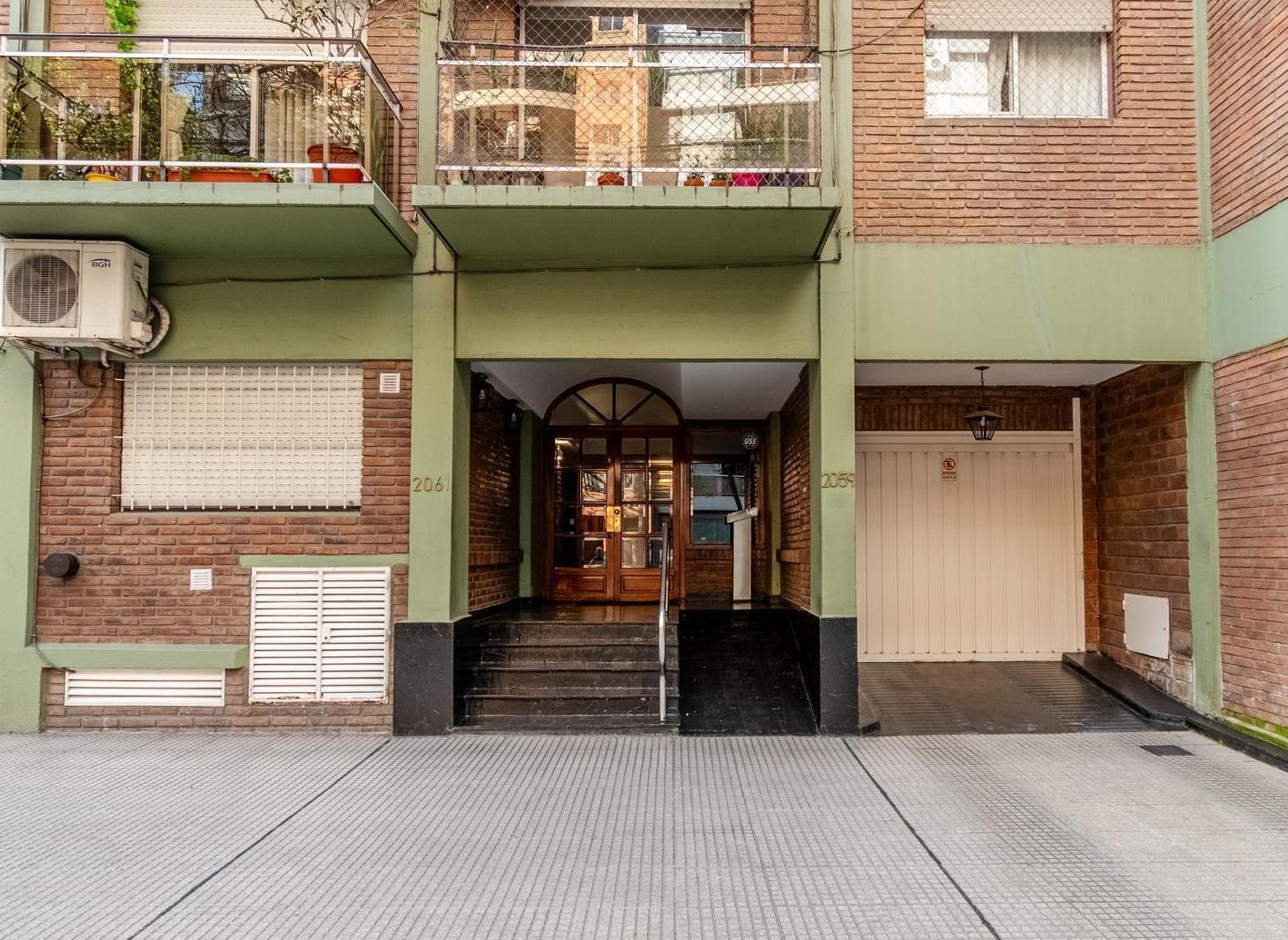 Foto de Luminoso departamento en venta con balcón y cochera cubierta en, imagen 2