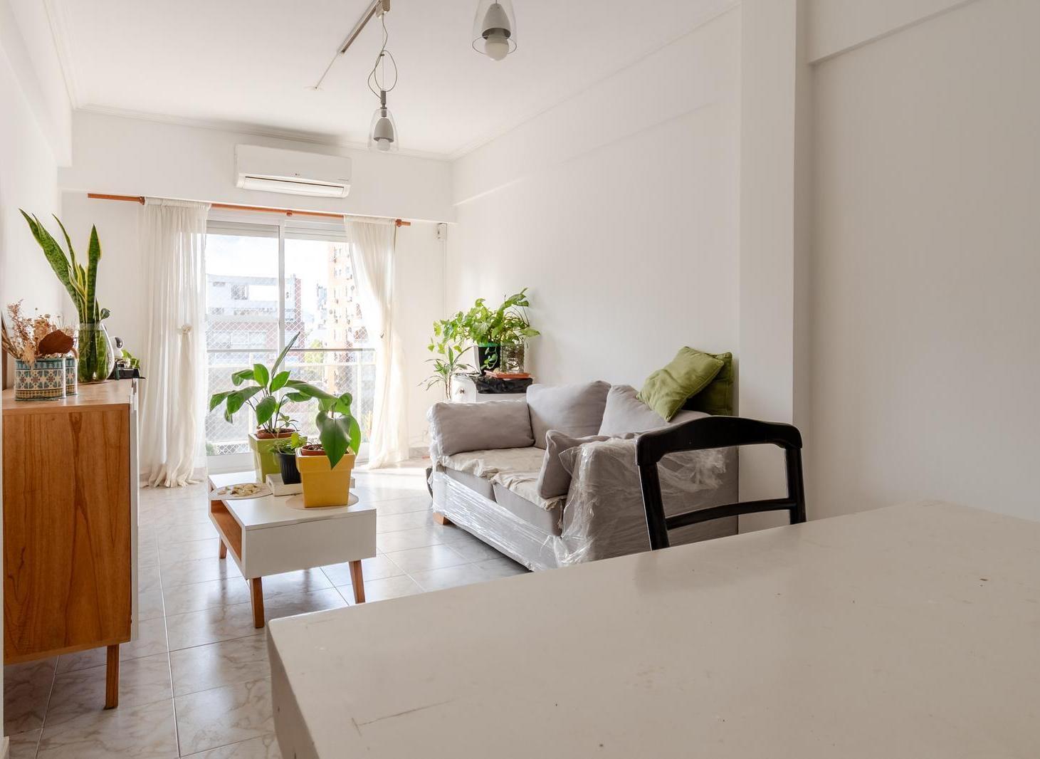 Foto de Luminoso departamento en venta con balcón y cochera cubierta en, imagen 3