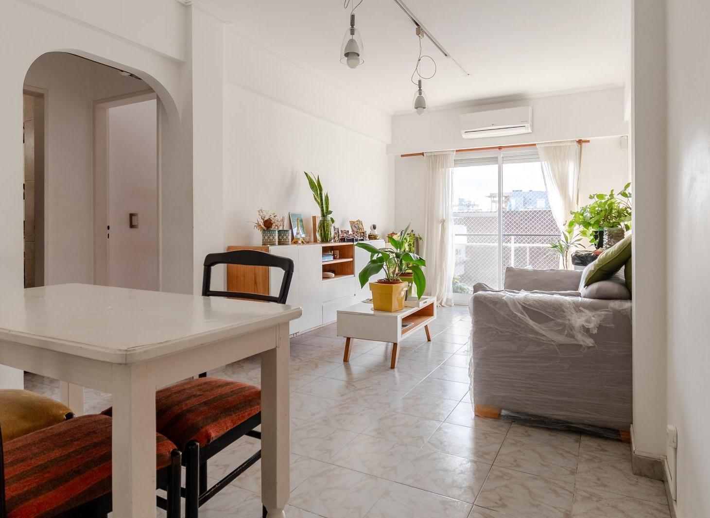Foto de Luminoso departamento en venta con balcón y cochera cubierta en, imagen 1