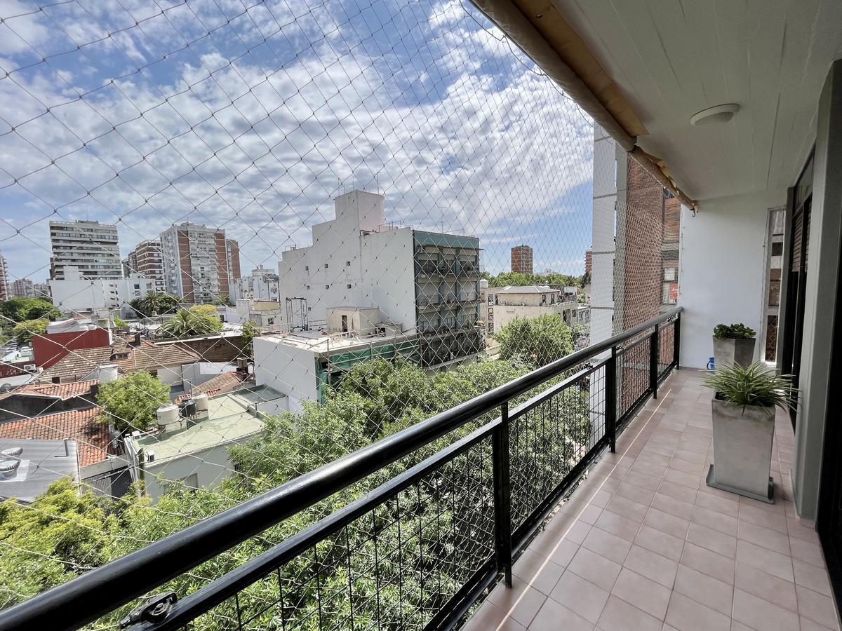 Foto de Luminoso semipiso en venta con balcón, cochera cubierta y baulera en, imagen 5
