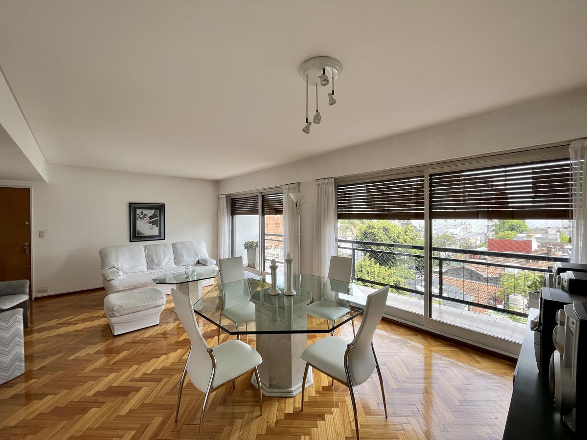 Foto de Luminoso semipiso en venta con balcón, cochera cubierta y baulera en, imagen 3
