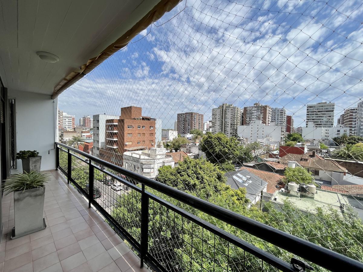 Foto de Luminoso semipiso en venta con balcón, cochera cubierta y baulera en, imagen 4