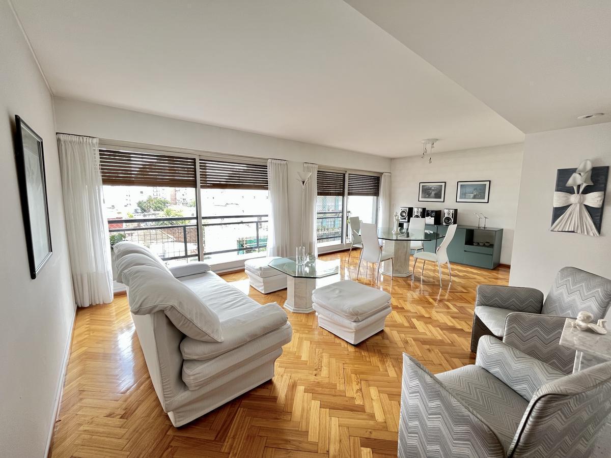 Foto de Luminoso semipiso en venta con balcón, cochera cubierta y baulera en, imagen 1
