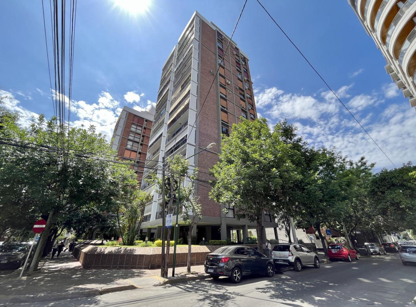 Foto de Luminoso semipiso en venta con balcón, cochera cubierta y baulera en, imagen 2