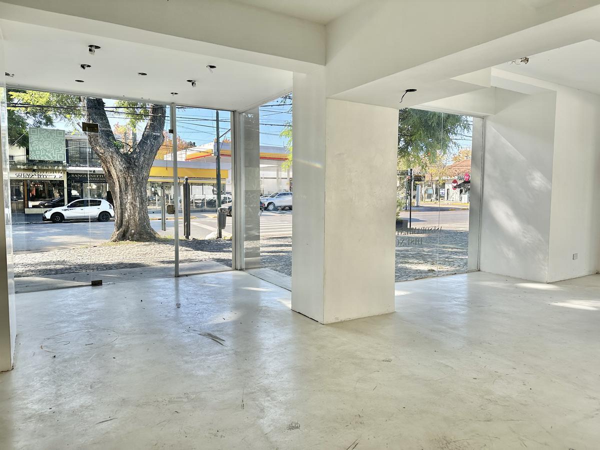 Foto de Imponente local en esquina con oficinas en alquiler sobre Av, imagen 4