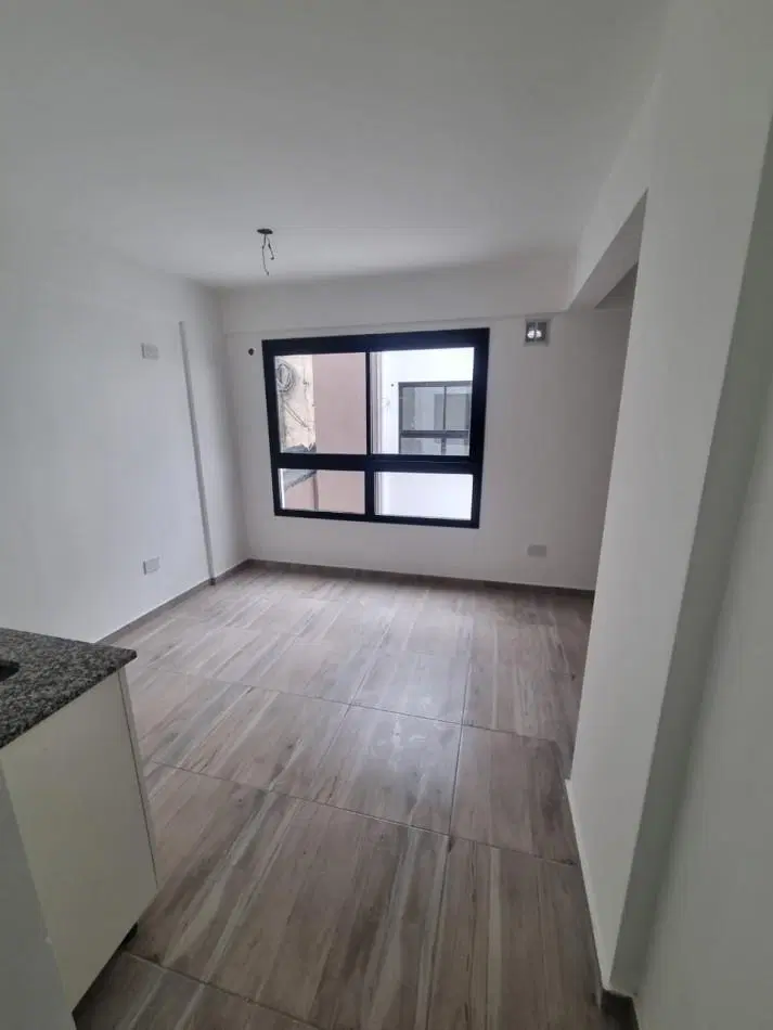 MONOAMBIENTE EN 2° PISO, INTERNO 21M2. 4