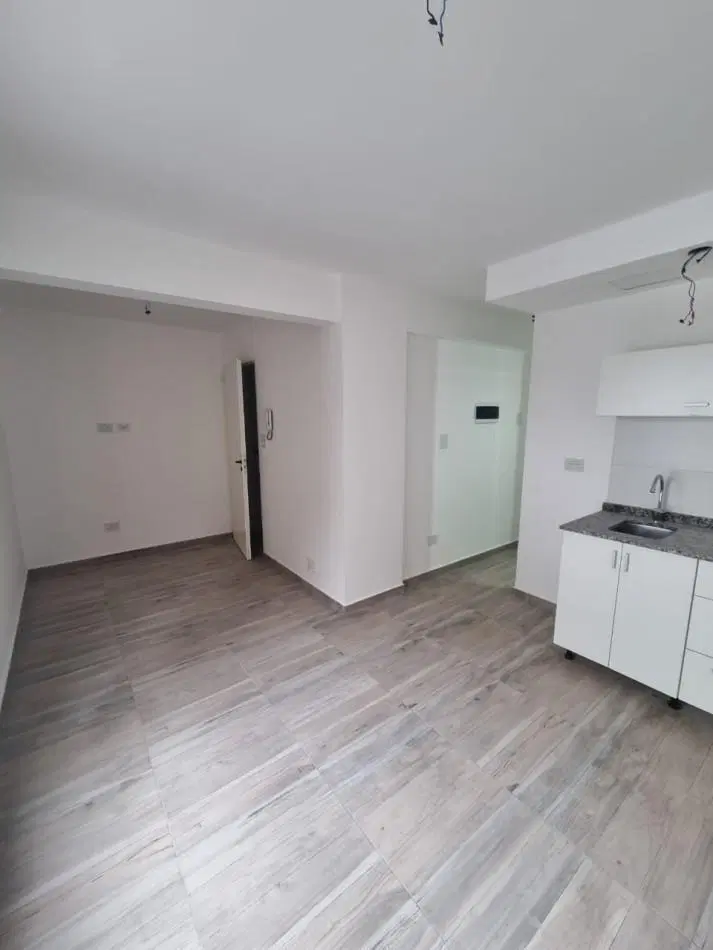 MONOAMBIENTE EN 2° PISO, INTERNO 21M2. 3