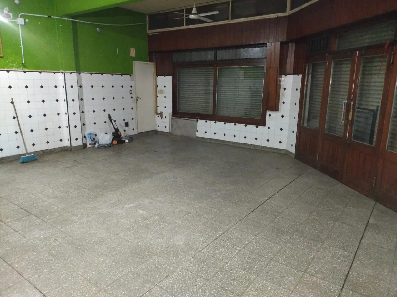LOCAL COMERCIAL SOBRE ESQUINA 60M2, VALENTIN ALSINA. 2