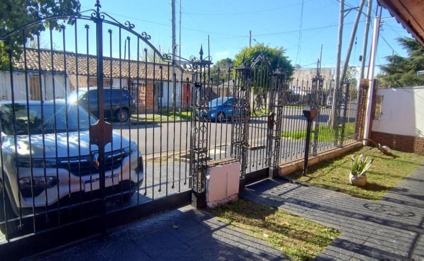 Foto de Chalet de 3 Ambientes con cochera y fondo libre., imagen 3