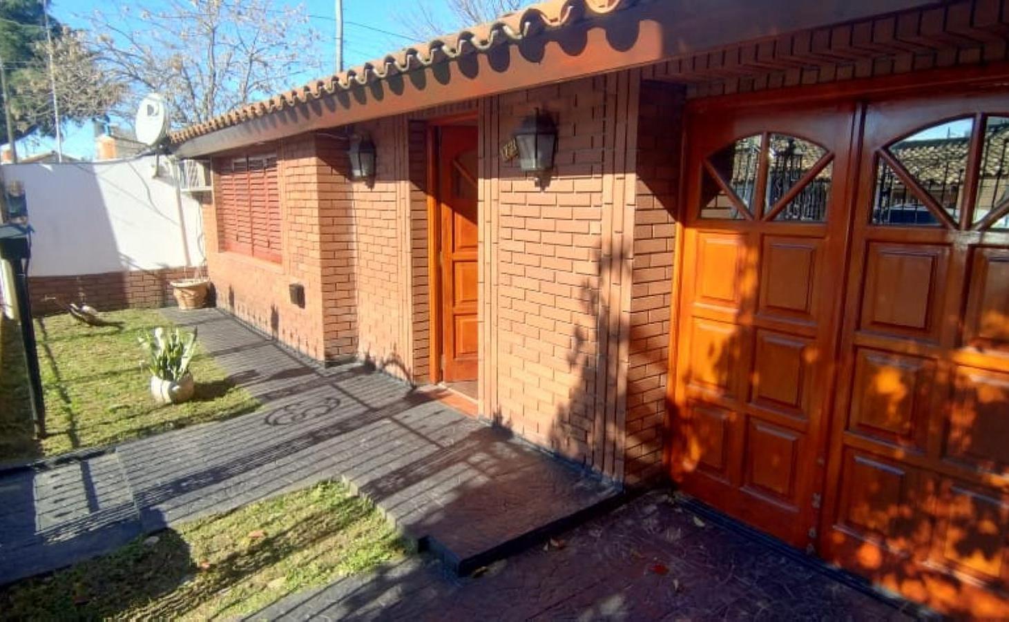 Chalet de 3 Ambientes con cochera y fondo libre.
