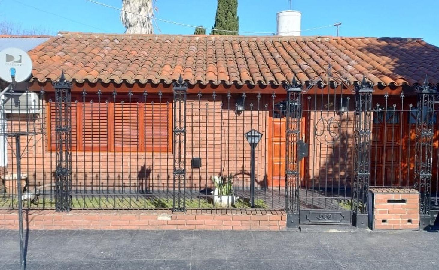 Foto de Chalet de 3 Ambientes con cochera y fondo libre., imagen 1