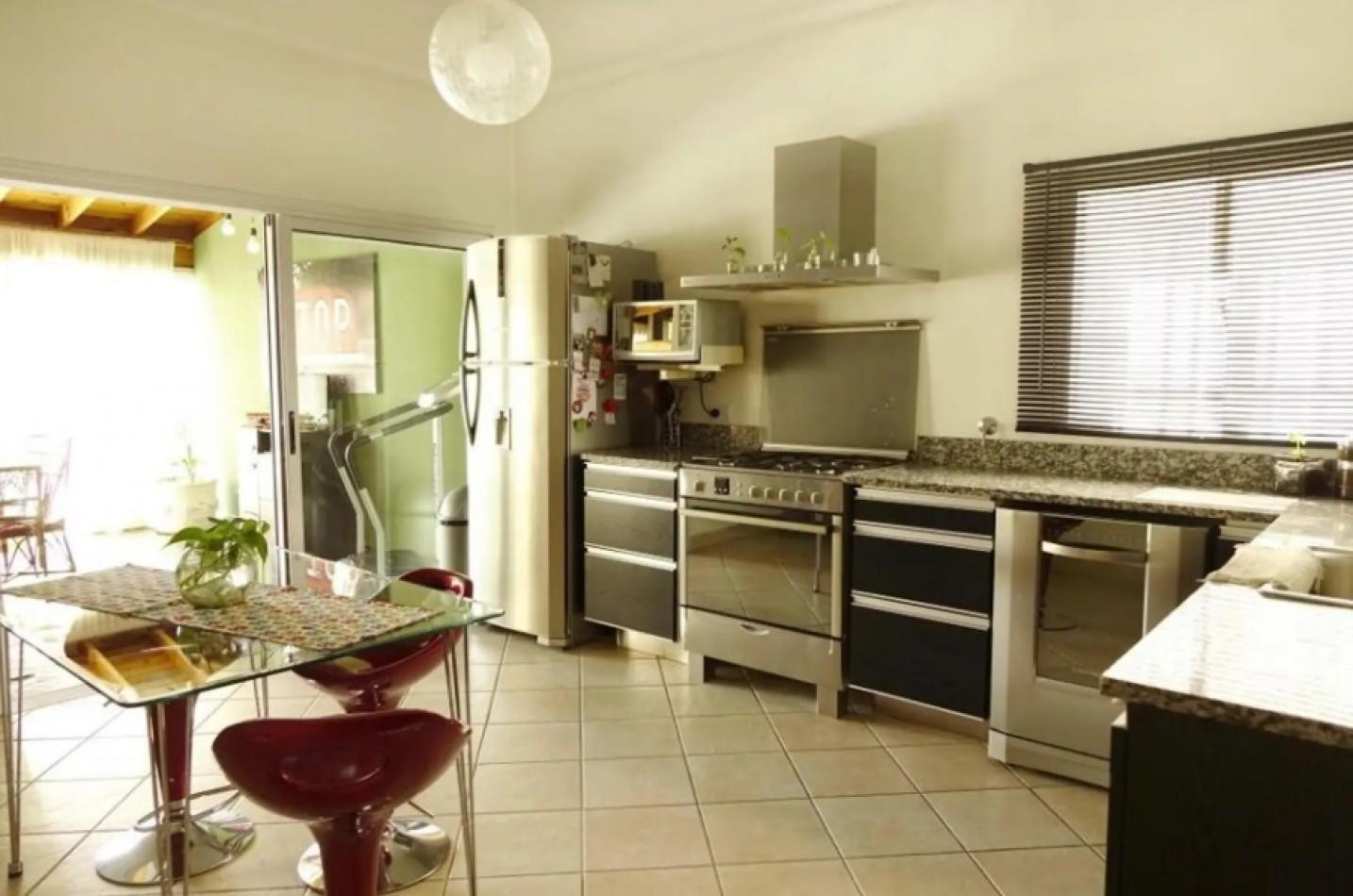 Foto de CASA DE 4 AMBIENTES MAS DEPARTAMENTO DE 2 AMBIENTES AL FONDO., imagen 2