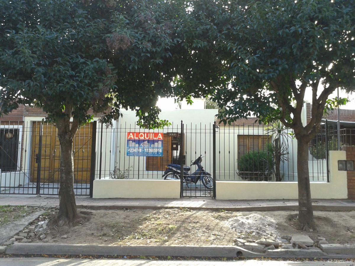 Alquiler Casa 3 Dormitorios C/ Patio y Cochera - Barrio Villa Marta